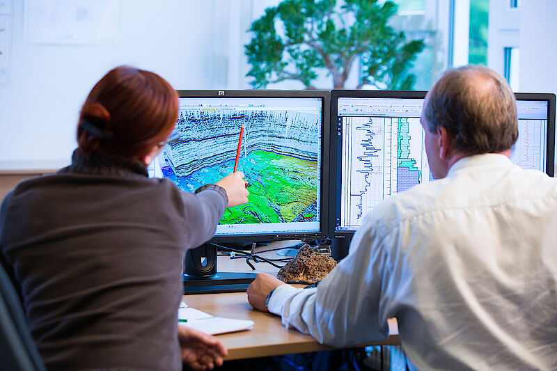 Pemrosesan data geofisika dan interpretasi geologi